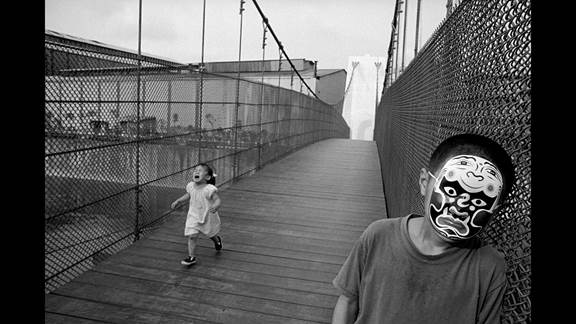 說明: Macintosh HD:Users:chendong:Desktop:張乾琦 工作坊:工作坊:官方作品:中文圖說:不存在的戰(zhàn)爭:6. 張乾琦，“不存在的戰(zhàn)爭”視頻截圖，2017.jpg