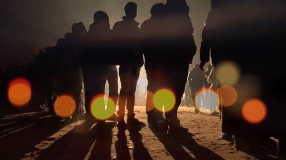 說明: Macintosh HD:Users:chendong:Desktop:張乾琦 工作坊:工作坊:官方作品:中文圖說:AZMA:5. 張乾琦，“AZMA”視頻截圖，2017 .jpg