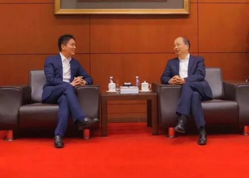 中國工商銀行董事長易會滿和京東集團董事局主席兼首席執(zhí)行官劉強東見證了雙方合作協(xié)議的簽署。 