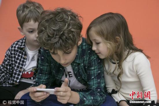 外報(bào)：一天滑手機(jī)80次 孩子網(wǎng)癮過高怎么辦？