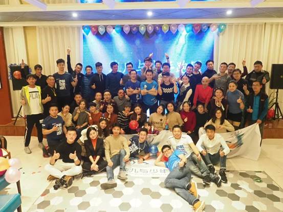 說明: C:Userswangq1317Desktop（新聞）2018甜蜜跑即將起跑，賽道跑團(tuán)加油站成為最大亮點(diǎn)（新聞）2018甜蜜跑即將起跑，賽道跑團(tuán)加油站成為最大亮點(diǎn)花兒與少年跑團(tuán).jpg