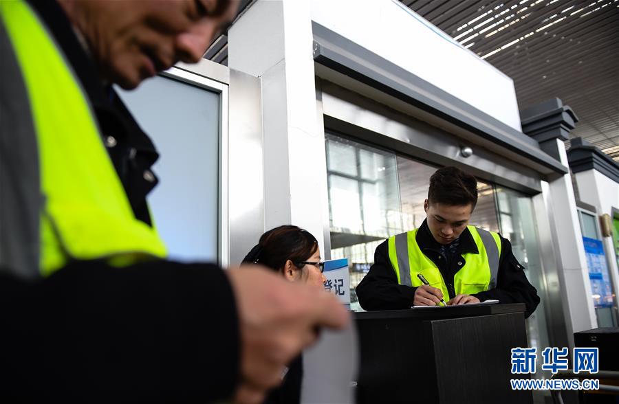（關(guān)注春運(yùn)·圖片故事）（3） 奔跑吧！高鐵送餐小哥