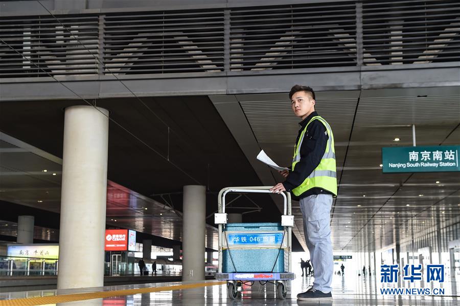 （關(guān)注春運(yùn)·圖片故事）（7） 奔跑吧！高鐵送餐小哥