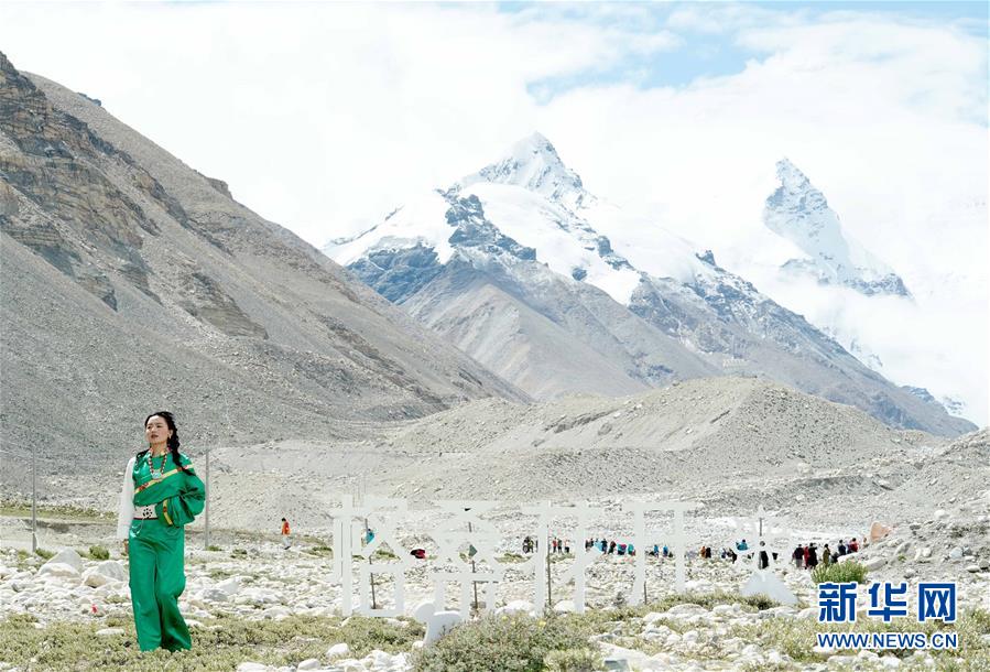 （文化）（5）“格?；ㄩ_(kāi)”西藏民族服飾秀亮相珠峰大本營(yíng)