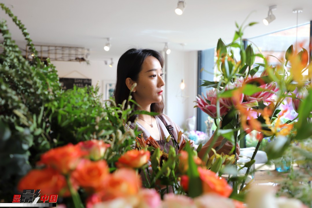 每天和花打交道是一個幸福的職業(yè)，但同時也充滿壓力和挑戰(zhàn)，“花在呈現(xiàn)給客人的那一瞬間是美好的，但前面的每一個步驟都是很辛苦的?！蓖趵桄抡f，花藝是最原始的手工藝產(chǎn)品，沒有辦法機械化、流程化和規(guī)模化，必須要用雙手一點點地賦予其生命和美感。圖為王黎媛在挑選制作花束的鮮花。新華網(wǎng) 周亞平/攝 念新洪/文