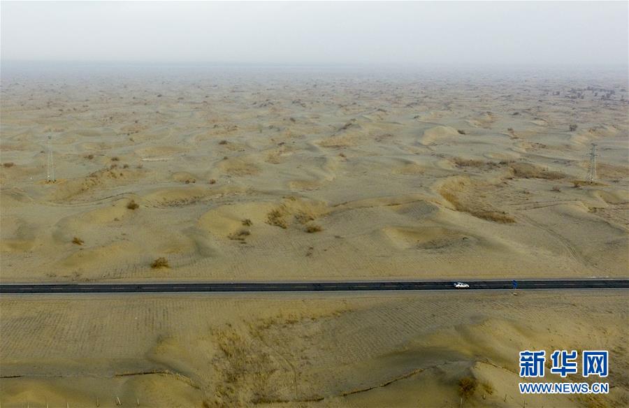 （壯闊東方潮奮進(jìn)新時(shí)代——慶祝改革開(kāi)放40年）（6）公路在“死亡之海”里延伸