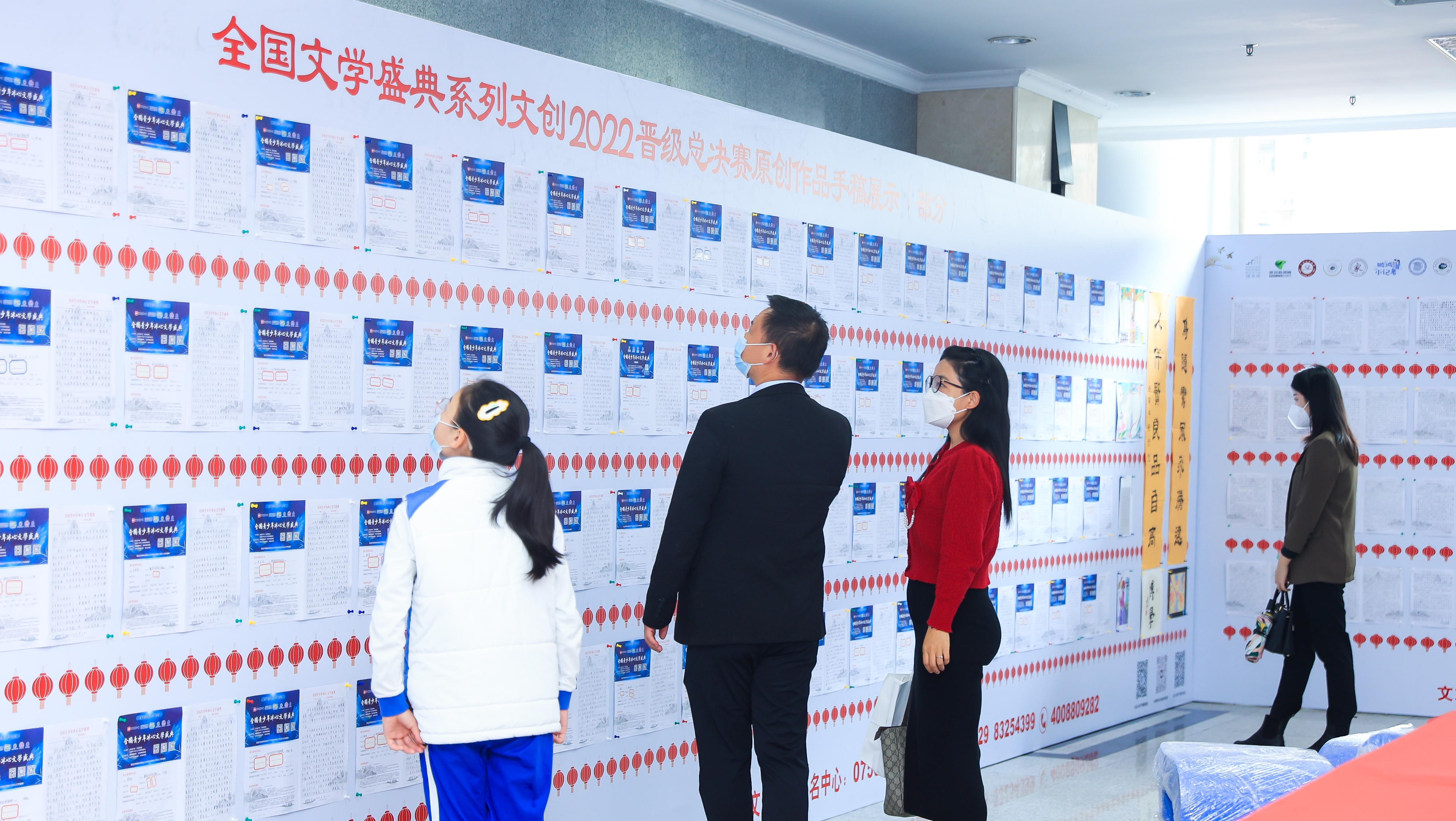 與會的領(lǐng)導(dǎo)嘉賓、師生文友共同走進(jìn)全國文學(xué)盛典年度慶典現(xiàn)場展示區(qū)